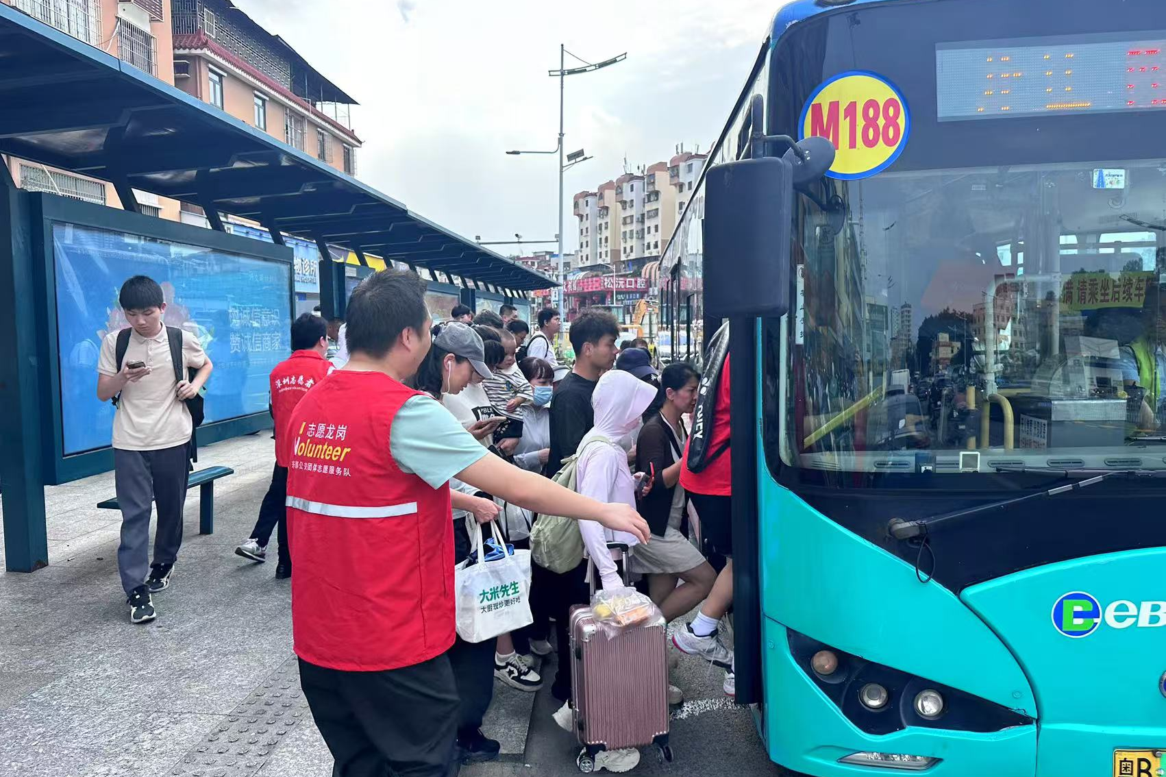 深莞通勤不再等！M188线加车后，乘客候车时间减半