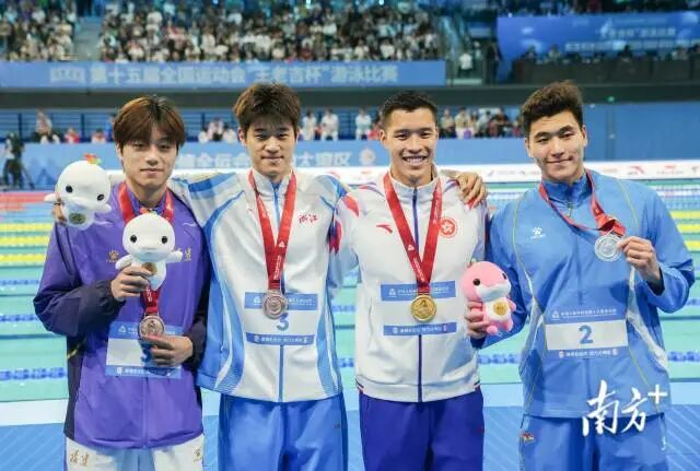 11月16日晚，男子50米自由泳决赛，香港选手何甄陶夺冠，陈昊获得银牌，潘展乐与刘吴狄并列第三，共同收获铜牌。他们走到记者面前，紧紧搂在一起，留下珍贵的合照。钟志辉 摄