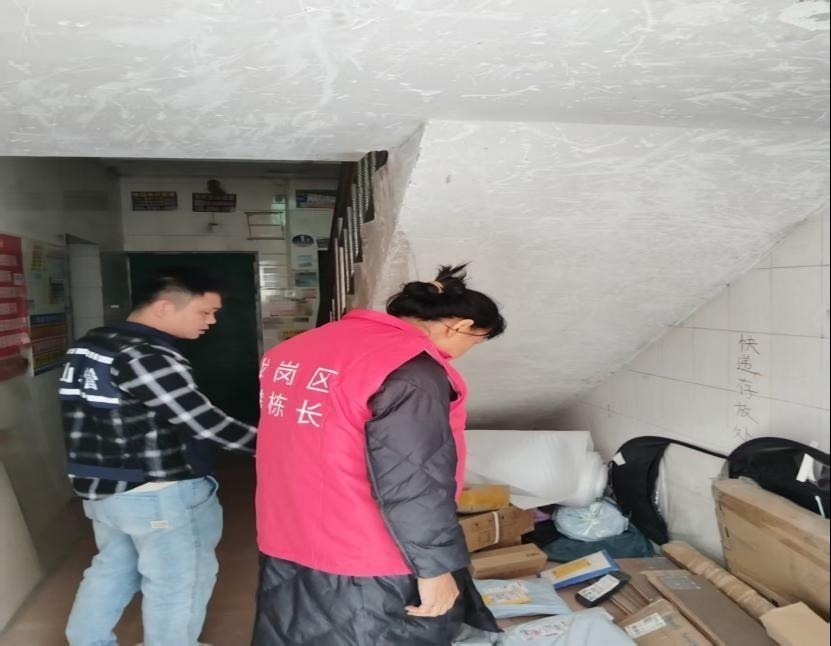 快递堆积存隐患 园山荷坳网格员及时清理疏通“生命通道”