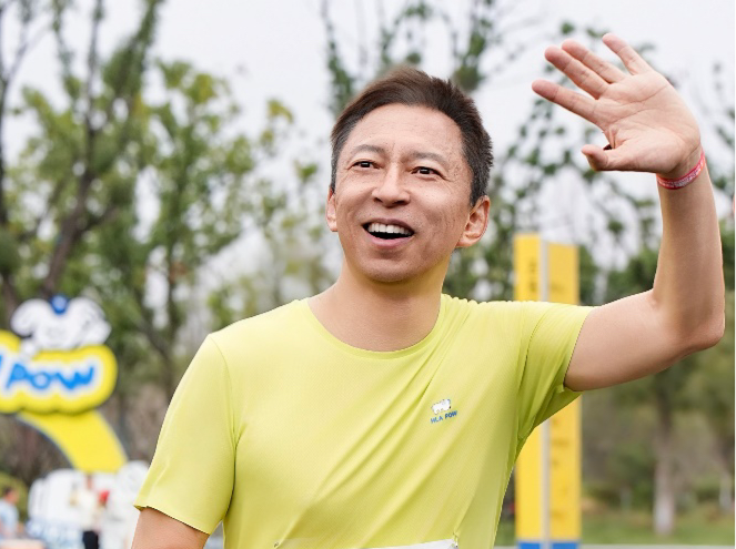 张朝阳亮相江阴半程马拉松,雨中完成首秀