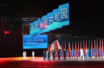 每天看风力调摆动!闭幕式巨型吊屏群:海滨夜空下的流动画卷