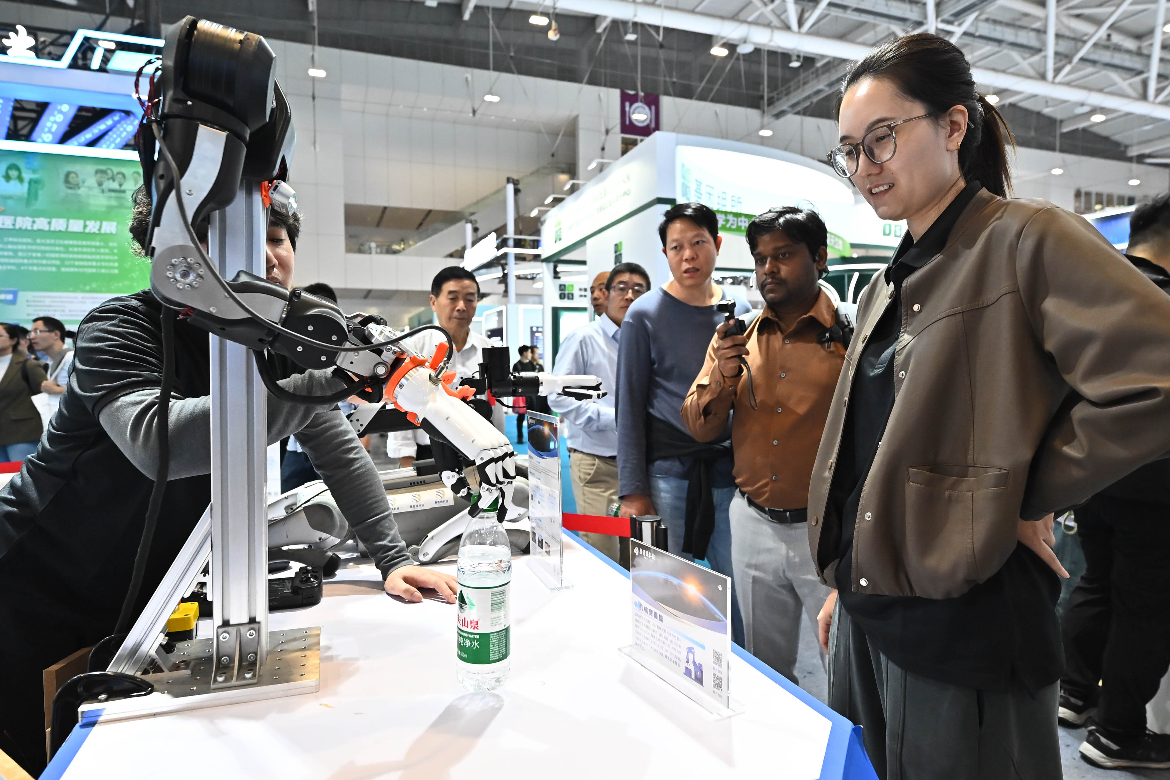 图集｜高交会灵巧手大赛展区引关注，前沿机器人技术同台竞技