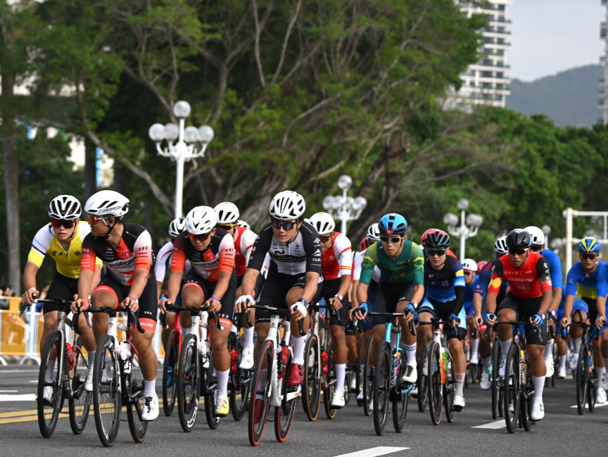 跨越粤港澳三地，十五运会公路自行车男子个人赛开赛