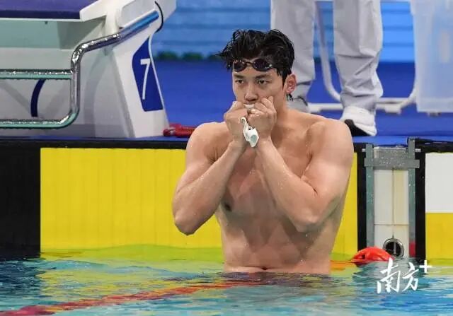11月17日晚，在男子400米个人混合泳决赛中，汪顺到达终点后，亲吻泳帽。钟志辉 摄