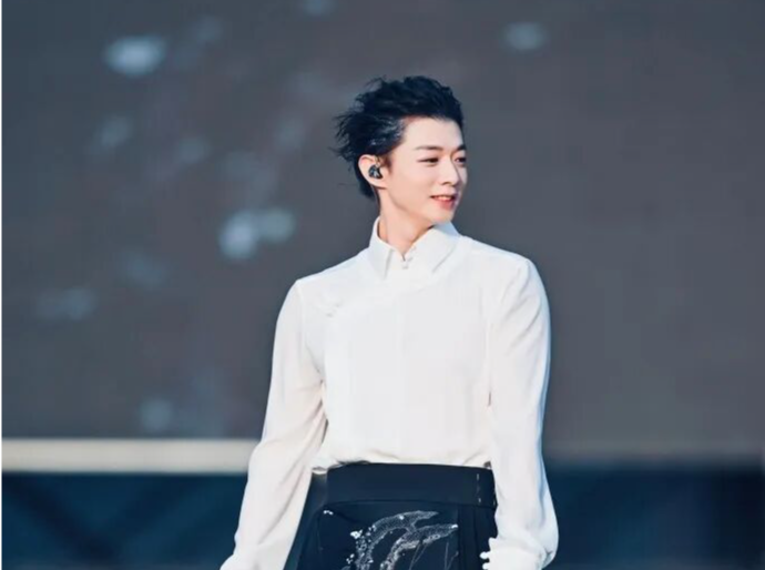 霍尊复出，亮相音乐节连唱9首歌曲；4年前宣布退圈：我的错，我来扛 