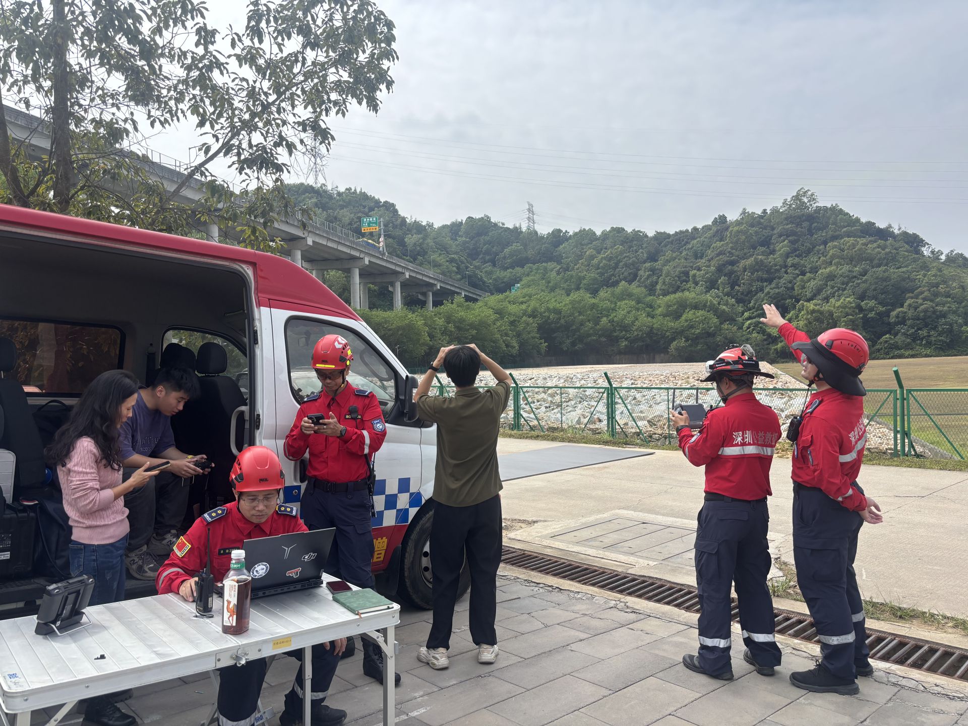 深圳一74岁老人独自爬山失联，营救细节曝光：无人机定位在凹坑处找到老人，无大碍