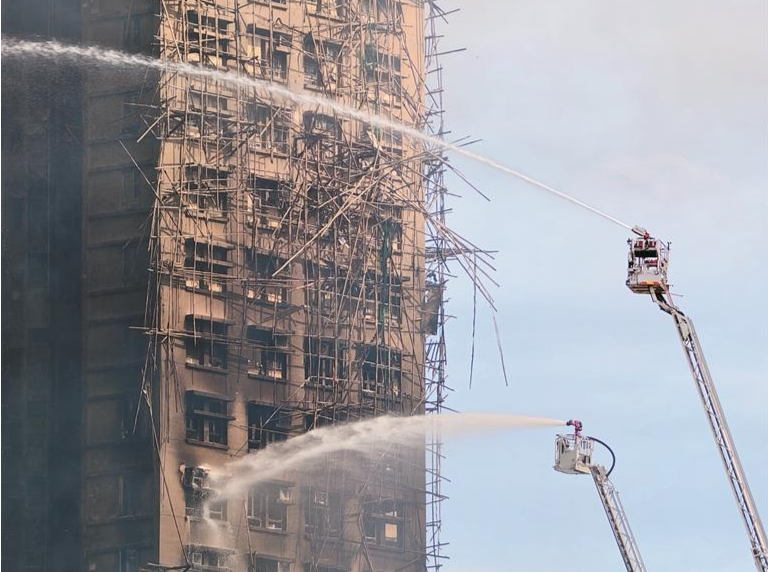 深圳特区报记者现场直击香港大埔宏福苑火灾救援