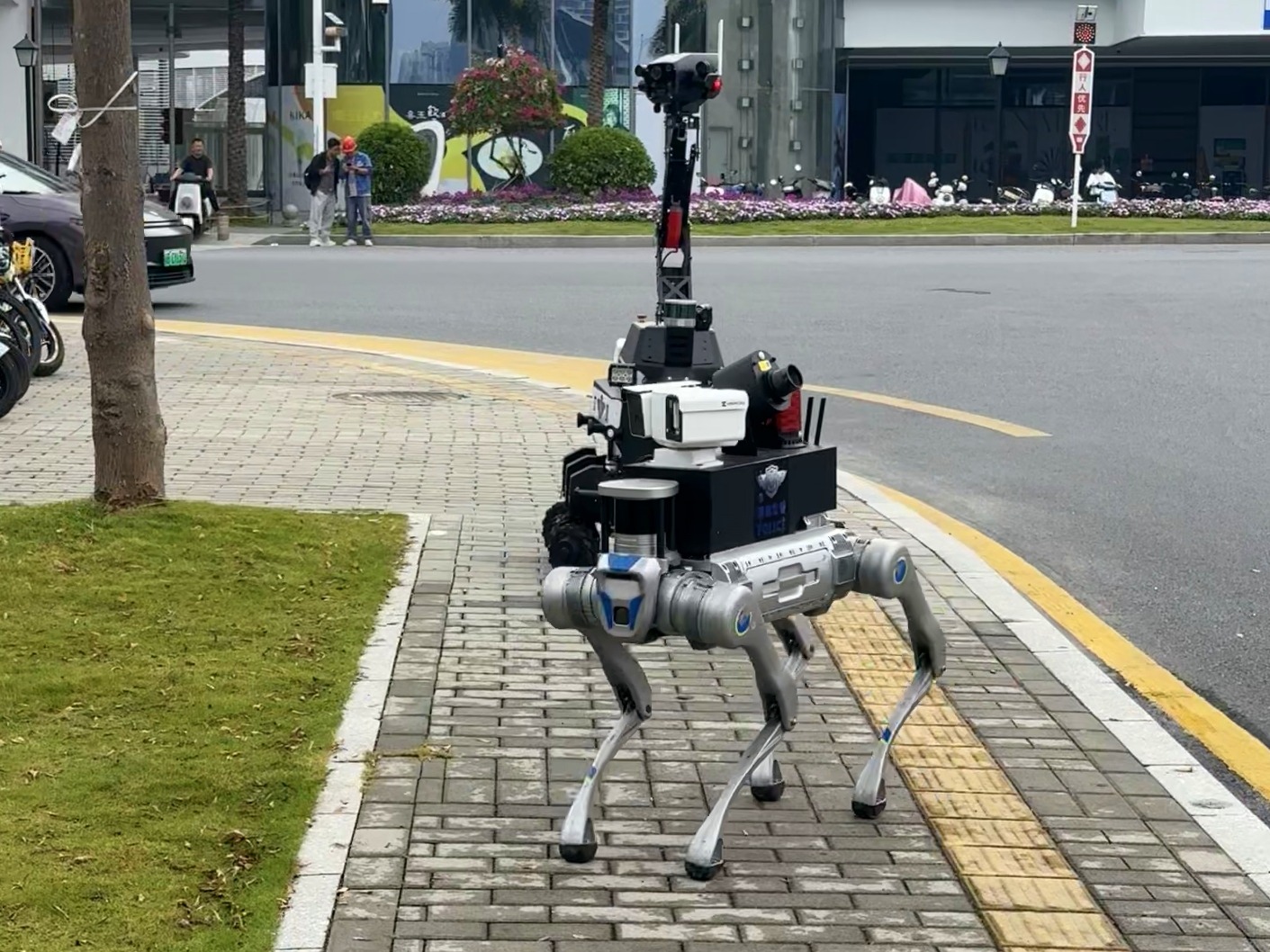 深圳交警“机器人安保团队”亮相十五运会道路交通保障