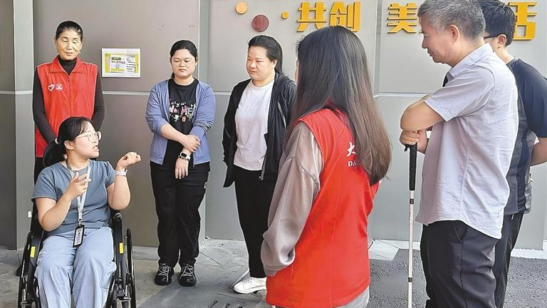 大浪街道志愿者解锁无障碍服务新知识