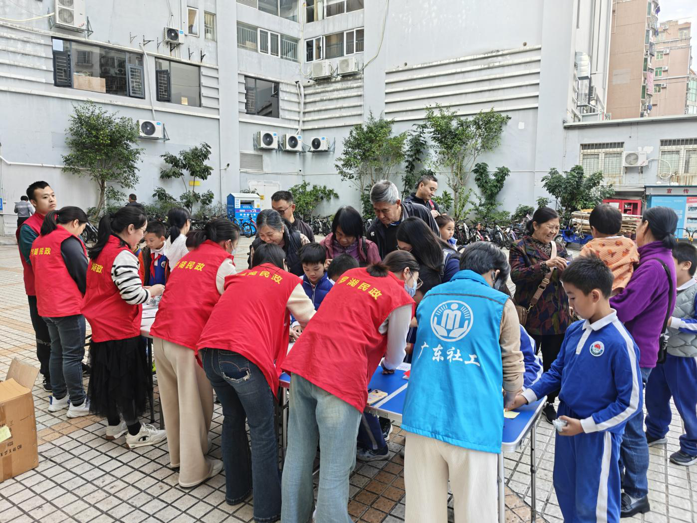 罗湖区翠达社区开展“勇敢发声，拒绝家暴”主题宣传活动