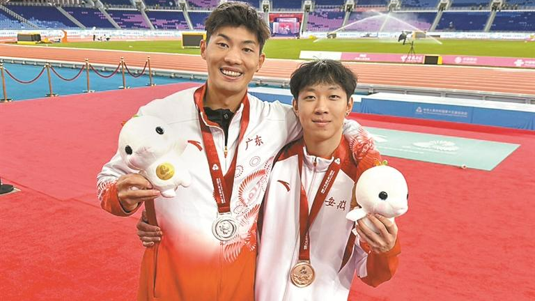 黄博凯男子撑竿跳高摘银!一跃5.65米 心向最高处