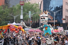 墨西哥城举行亡灵节游行（4）