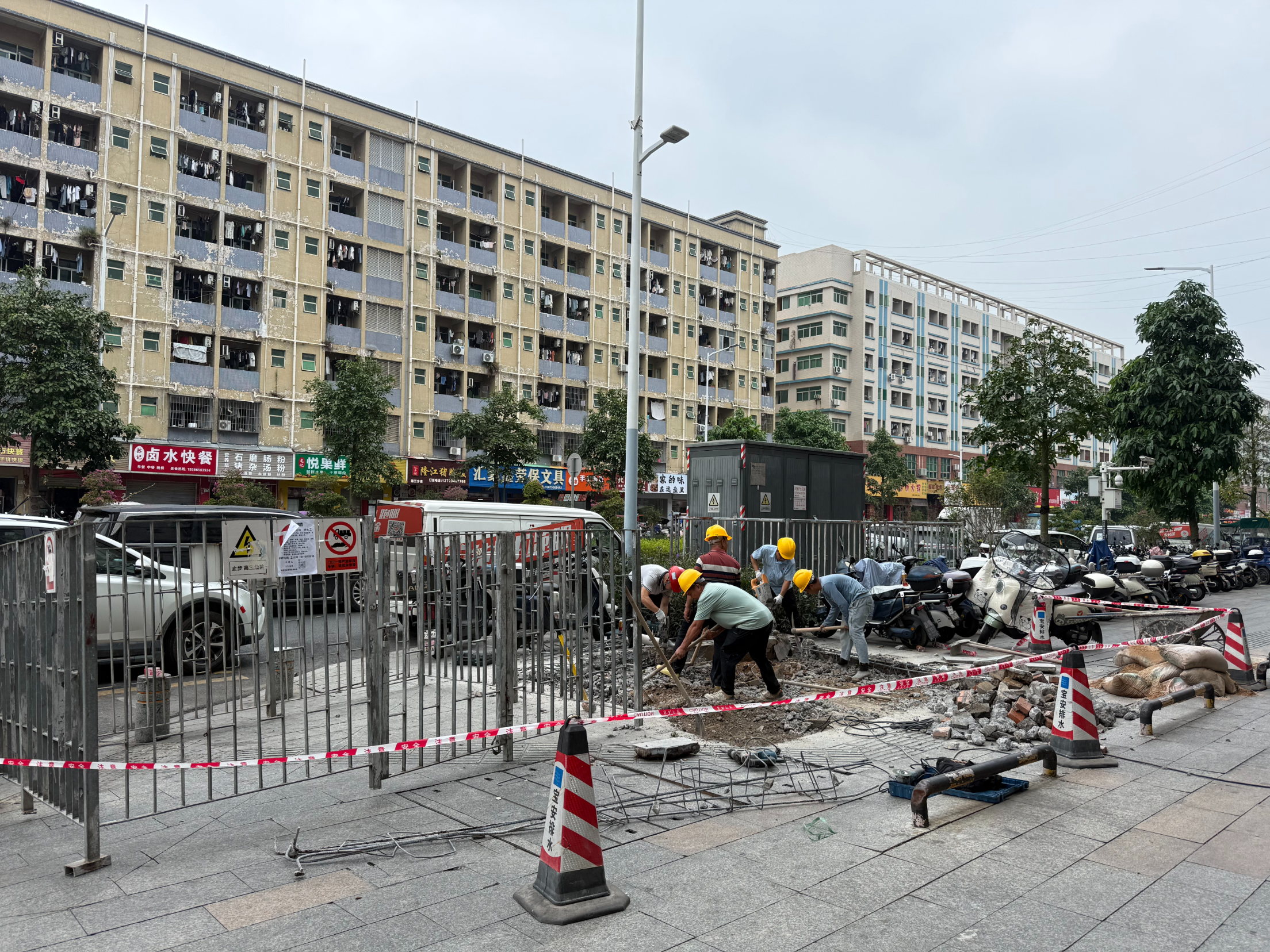 “卷尺哥”视频曝光变电柜迁改后未修复,相关部门“接诉即办”:次日围栏移 两天路平整