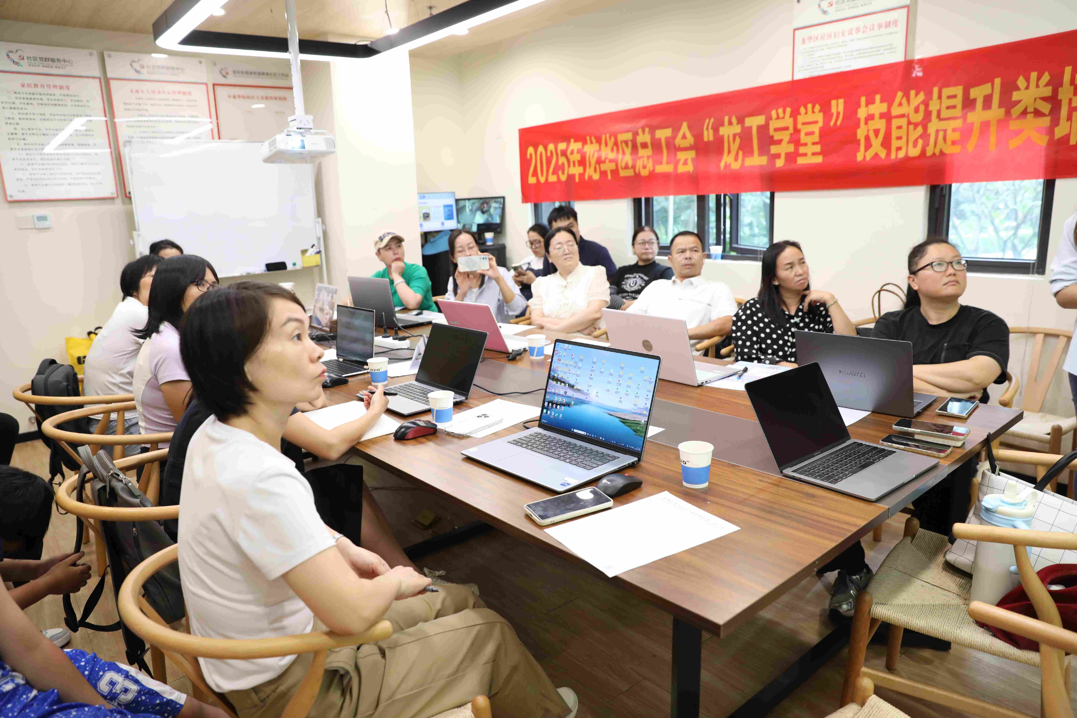 观湖街道樟溪社区举办“龙工学堂”PPT技能培训