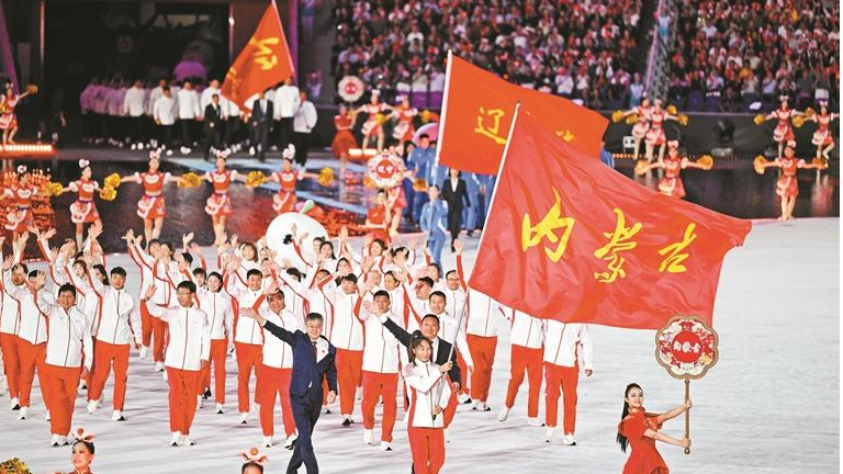 龙华学子陈曦以入场引导员身份登上十五运会开幕式