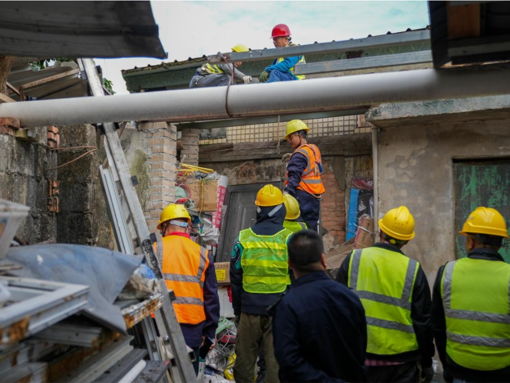 光明街道多部门联动整治高铁沿线违建