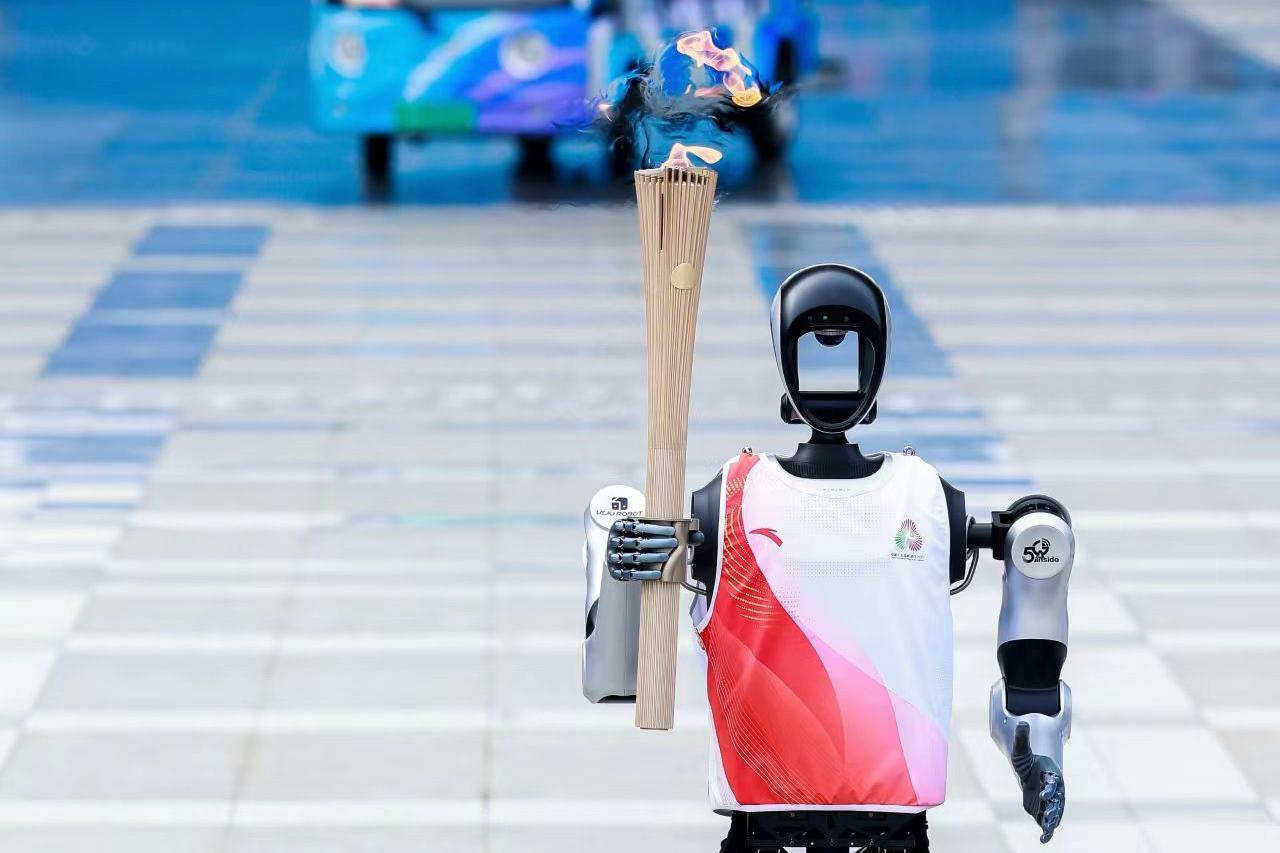 “0号火炬手”，乐聚人形机器人“夸父”亮相第十五届全运会