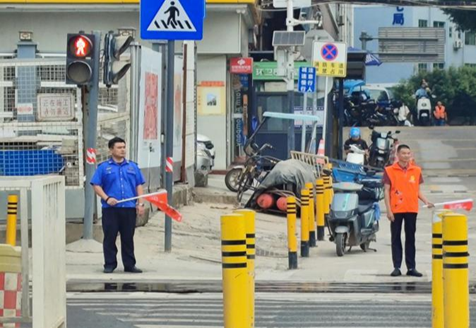 党员志愿者暖心护航,观澜街道黎光社区守护“一老一小”出行安全