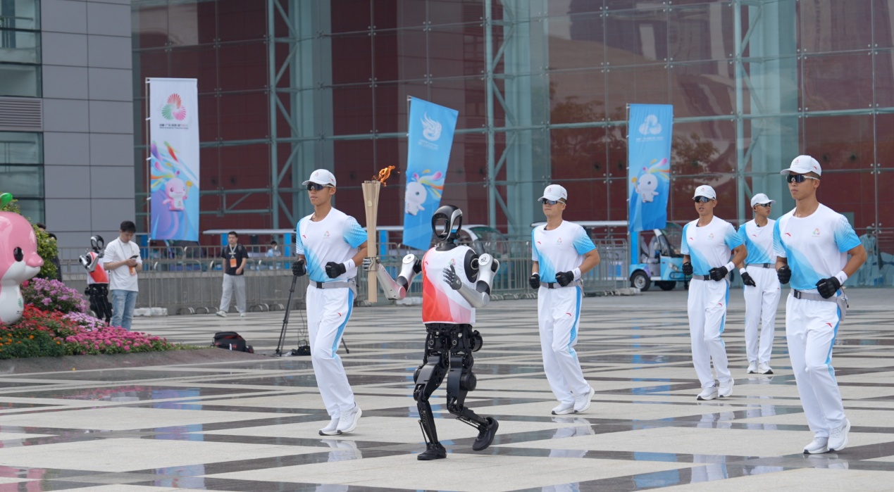 深圳移动成功保障具身智能机器人火炬手首次亮相全运会，全程护航十五运会火炬在深传递
