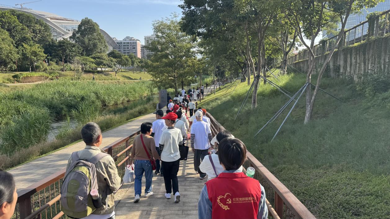 西丽街道西丽社区开展老年人徒步活动