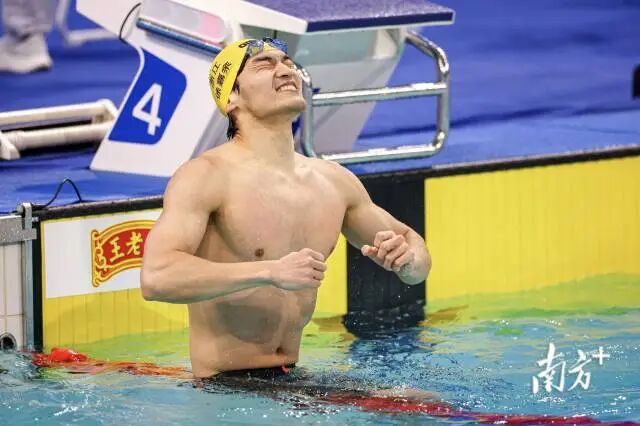11月12日，十五运会男子100米仰泳决赛，浙江队徐嘉余摘金。郑新洽 摄