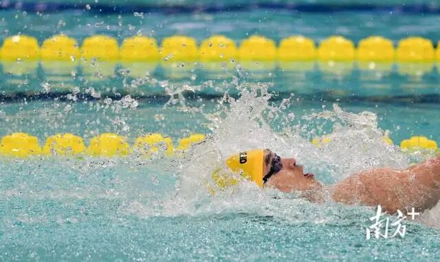 11月13日晚，在男女4×100米混合泳接力决赛中，由浙江队第一棒徐嘉余率先完成仰泳，成功与对手拉开距离。钟志辉 摄