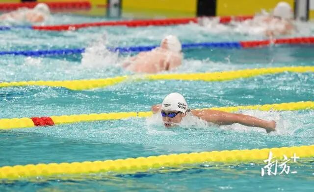 11月13日晚，在男女4×100米混合泳接力决赛中，浙江队队员余依婷一马当先，将对手远远甩在身后。钟志辉 摄