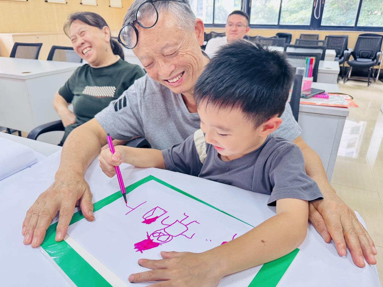 祖孙同绘 西丽街道高铁新城社区开展亲情疗愈活动