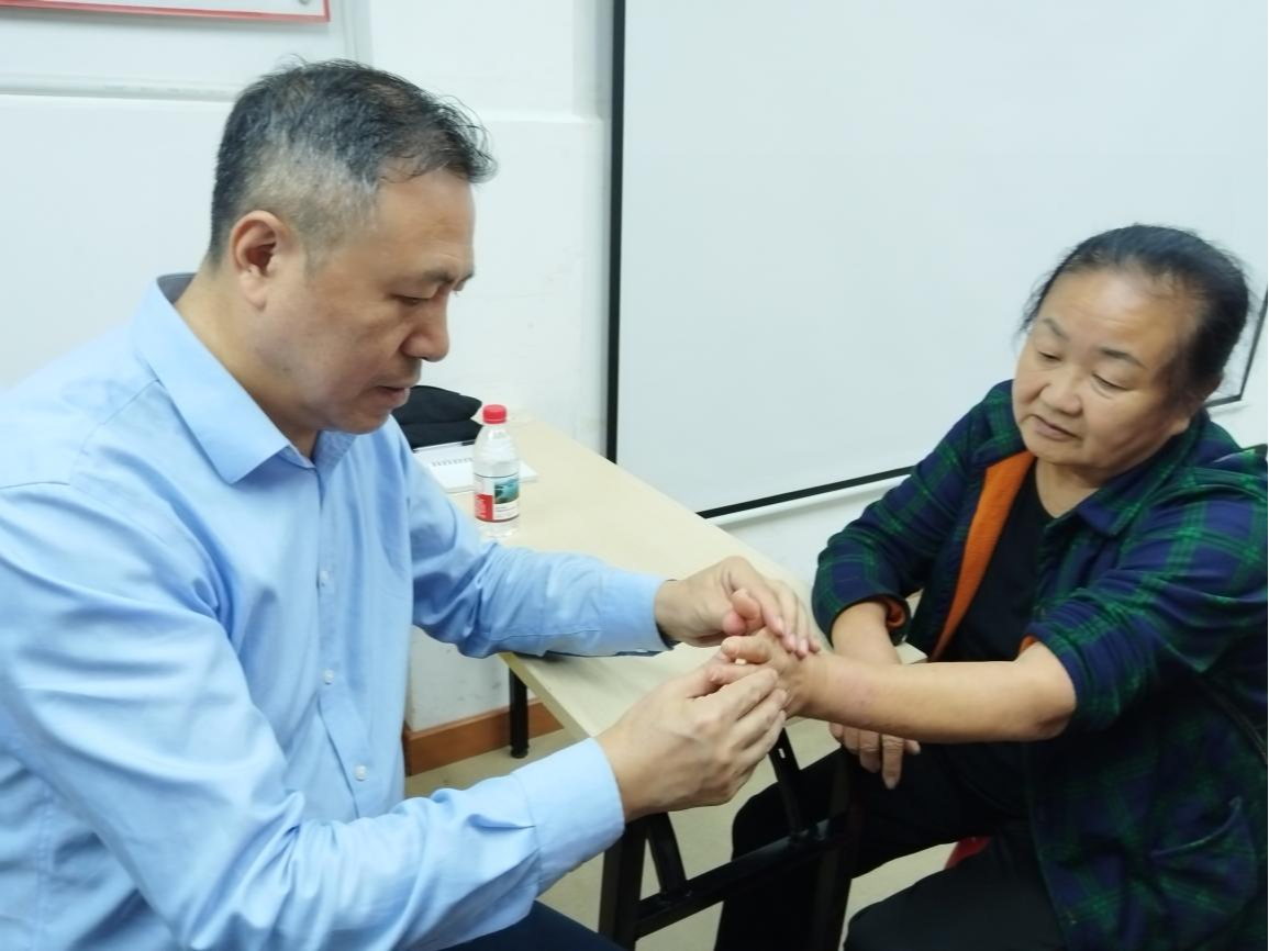 反复湿疹、痤疮怎么办？观澜街道新澜社区把皮肤科专家请到了“家门口”