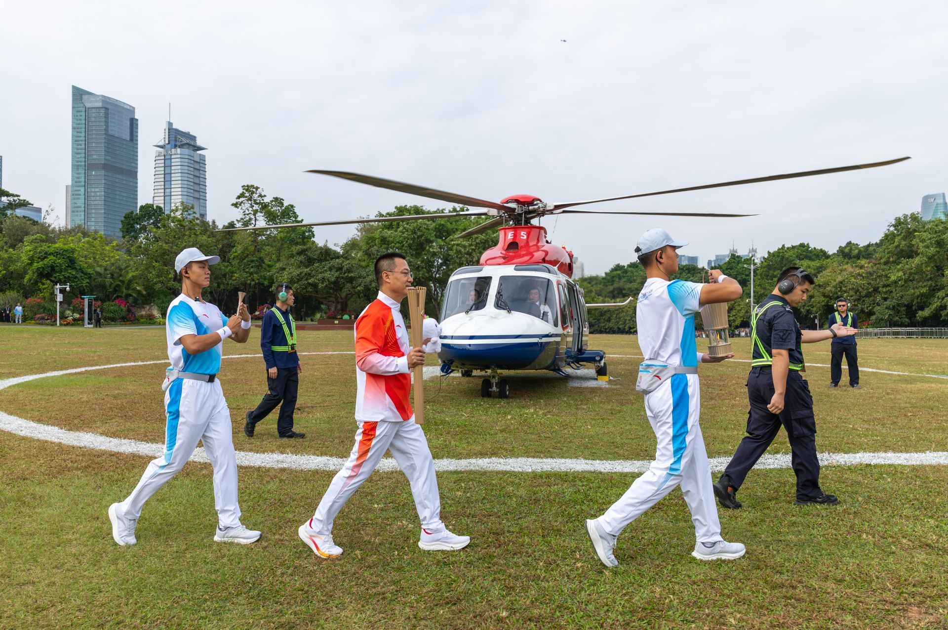 全运火炬传递有多燃？高清大图带你回顾追“火”名场面→