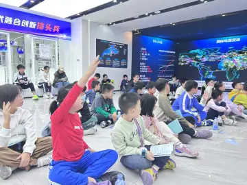 罗湖区翠竹街道组织青少年探秘数字创新体验中心