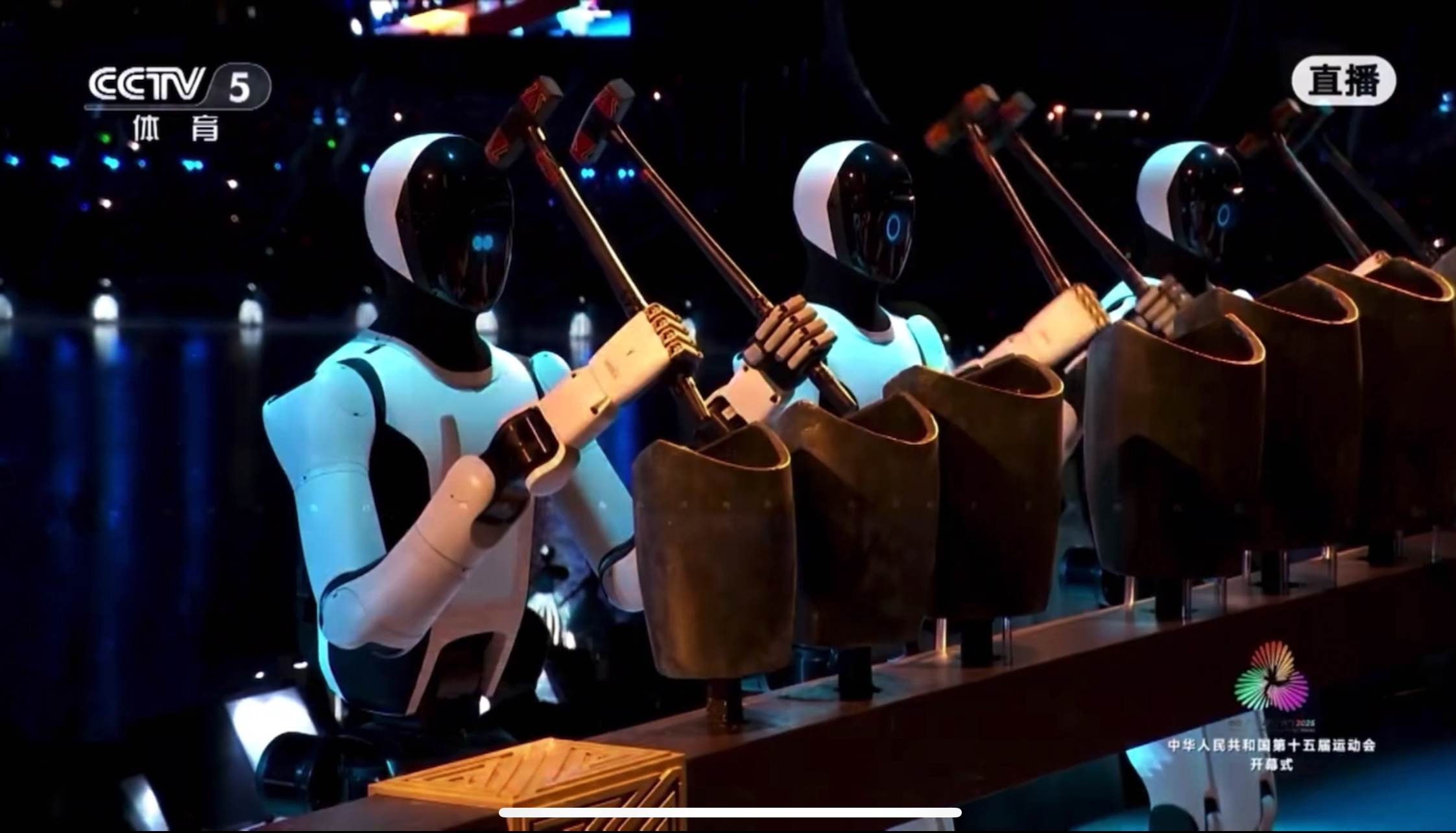 人形机器人首登十五运会开幕式 奏响千年青铜句鑃
