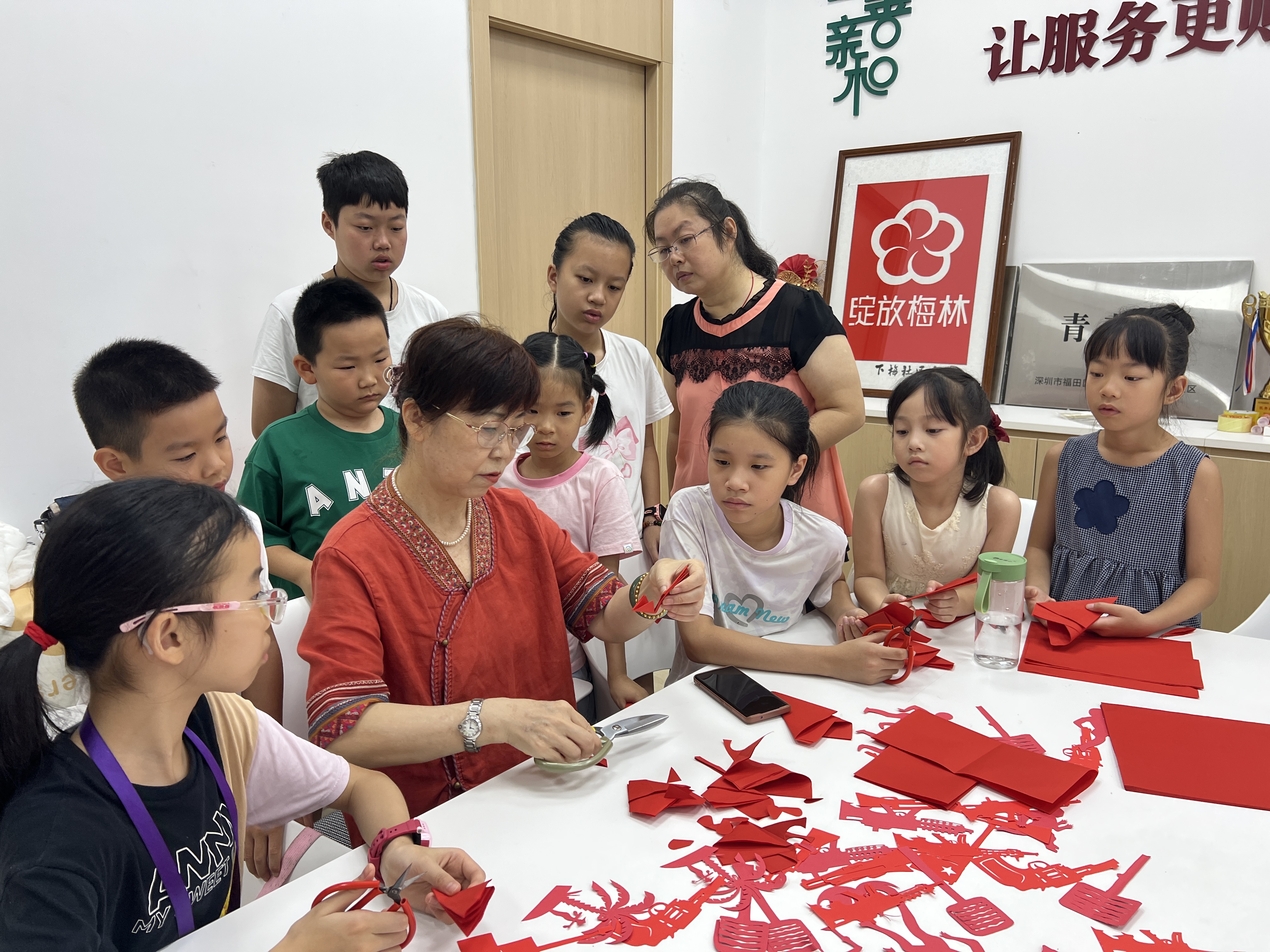 传承非遗剪纸技艺,下梅社区民生微实事点亮文化生活