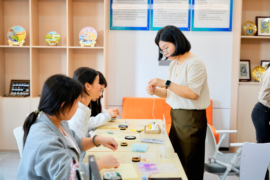 大湾区珠宝产教融合实践中心（中冠大厦）揭牌 签约多项校企合作