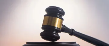 男子中午鱼刺卡喉、上班后不舒服抢救无效身亡，家属工伤诉求再审遭驳回