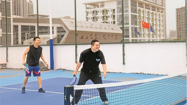 新桥、沙井商会共迎“深圳企业家日”