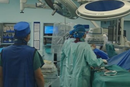 杂交手术室里的 “拆弹战”！深圳二院血管外科抢救腹主动脉瘤破裂患者