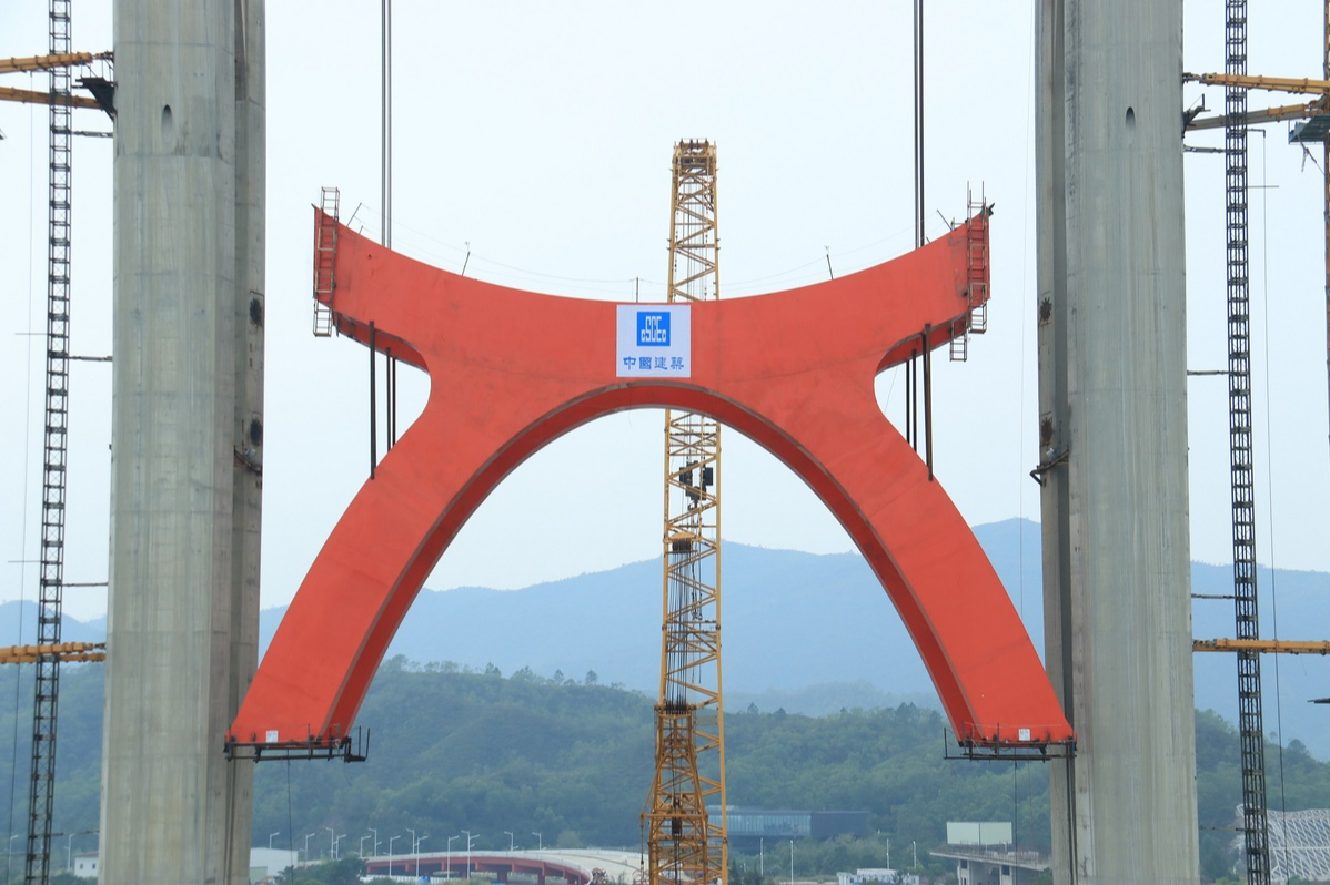 深汕赤石河特大桥钢横梁成功 “攀高”，跨海施工启新程