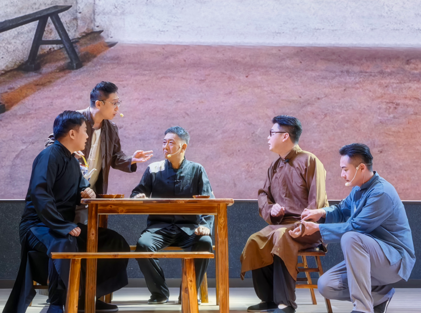 校社联动共筑“红色筑基”育人新路径!白石龙社区原创话剧《烽火驿站》走进深圳市格致中学民治校区