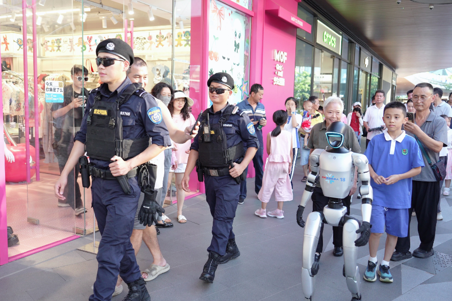 深圳多型机器人助力十五运会安保