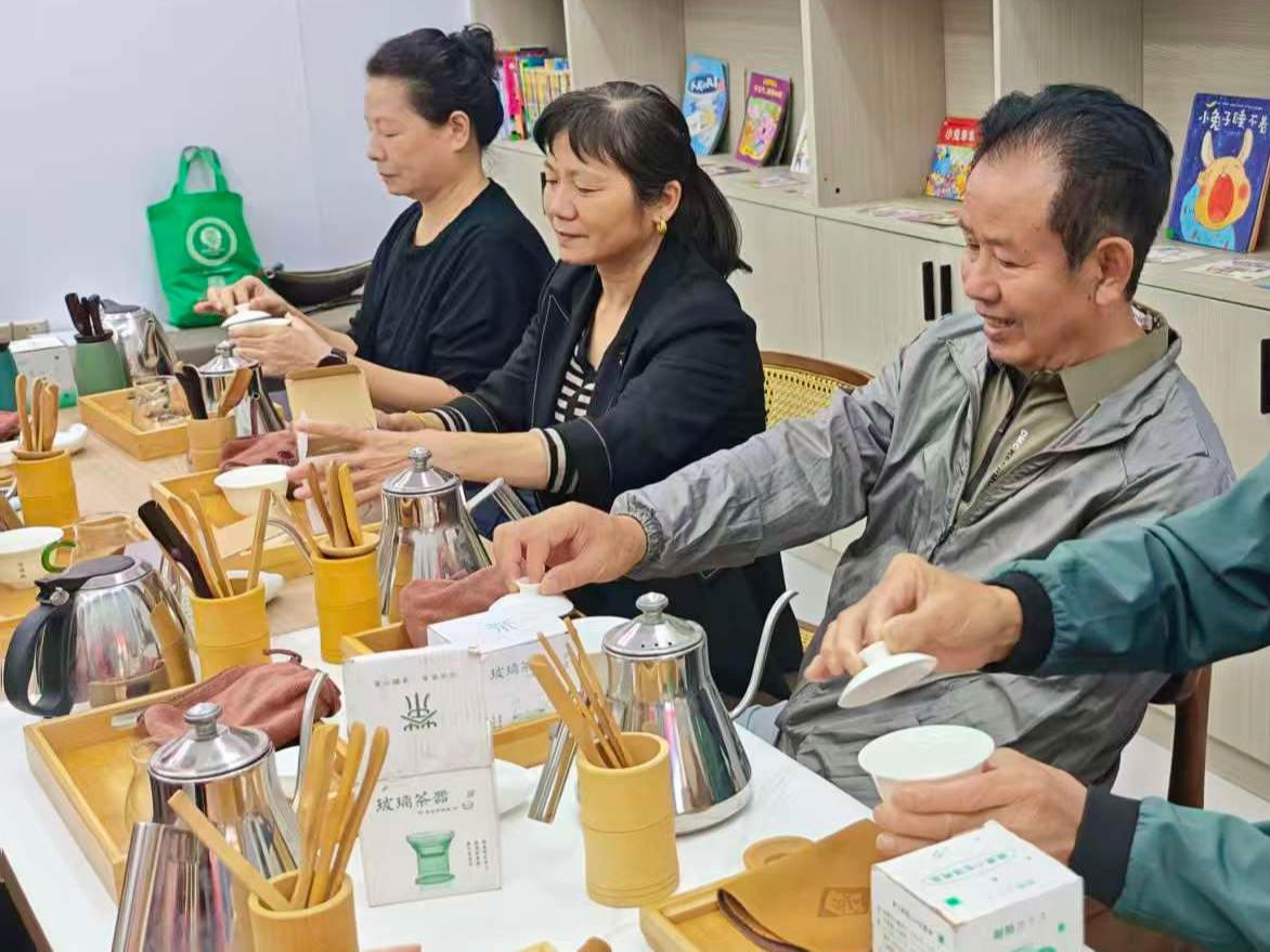 一壶清茶润银龄,民治街道樟坑社区长者共赴沉浸式茶文化之旅