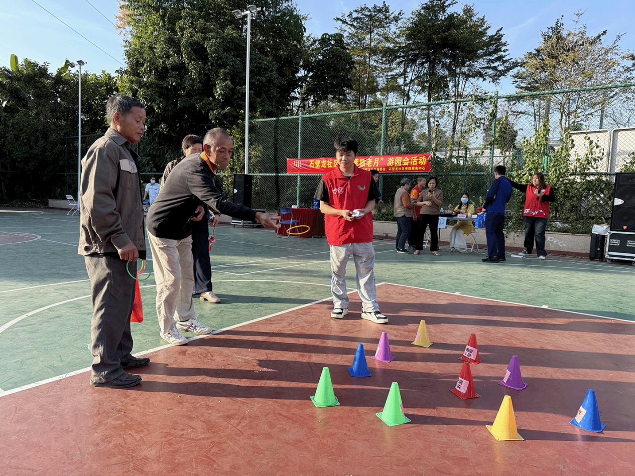 西丽街道石壁龙社区开展“金晖敬老月”活动