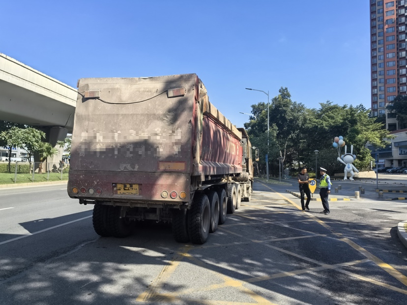 货车超载隐患重重 龙岗交警持续严查