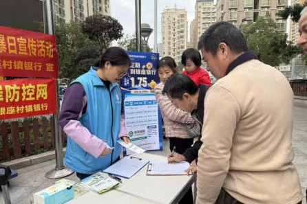 西乡麻布社区开展反家暴日宣传活动