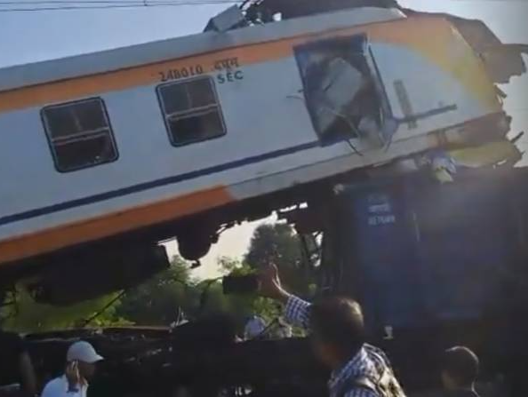 印度恰蒂斯加尔邦发生火车相撞事故