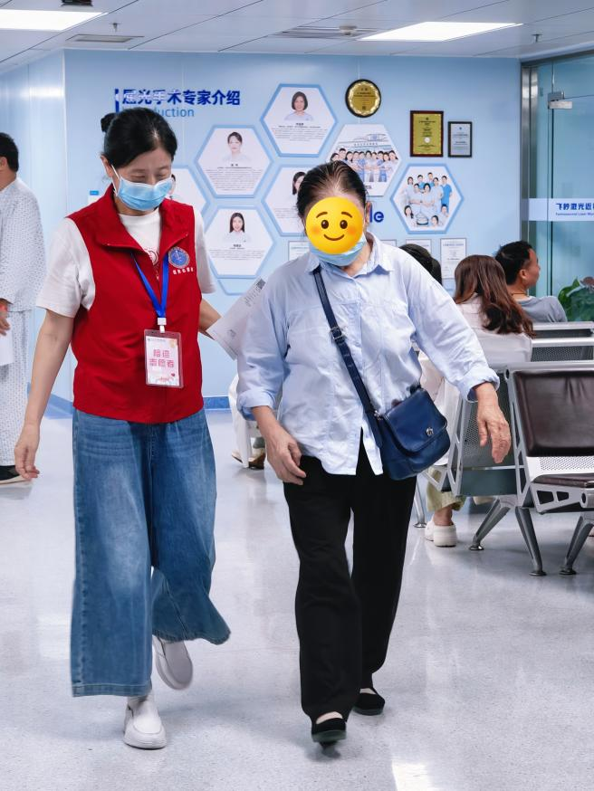 破解老人独自看病难题，北大深圳医院银发陪诊服务暖心升级