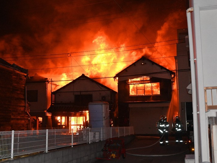 日本大分市发生火灾 超170栋建筑被烧