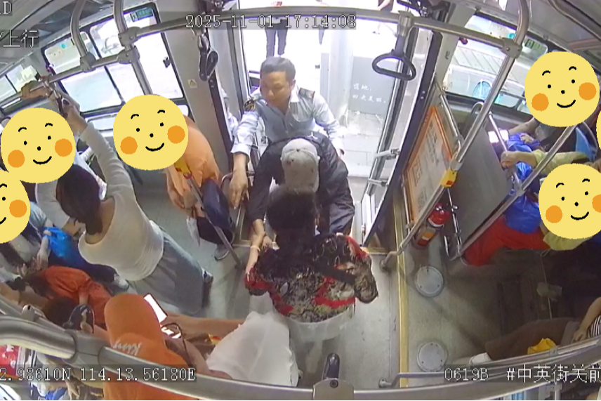 暖心！深巴二公司公交司机弯腰抱老人上车获乘客点赞