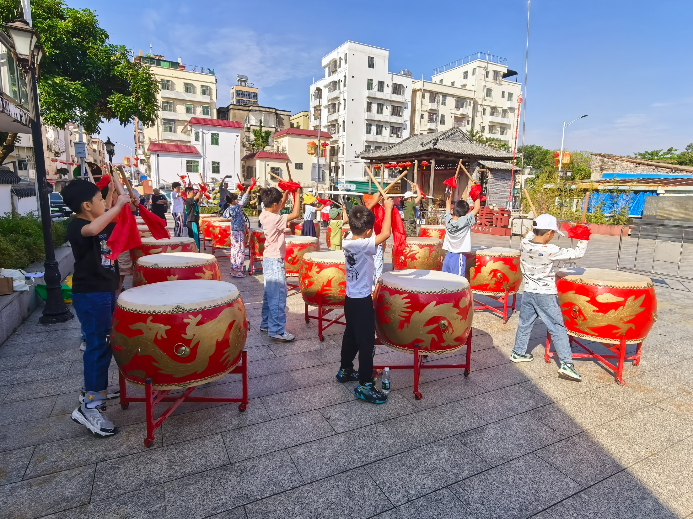 光明街道迳口社区“老带幼”传承大鼓文化