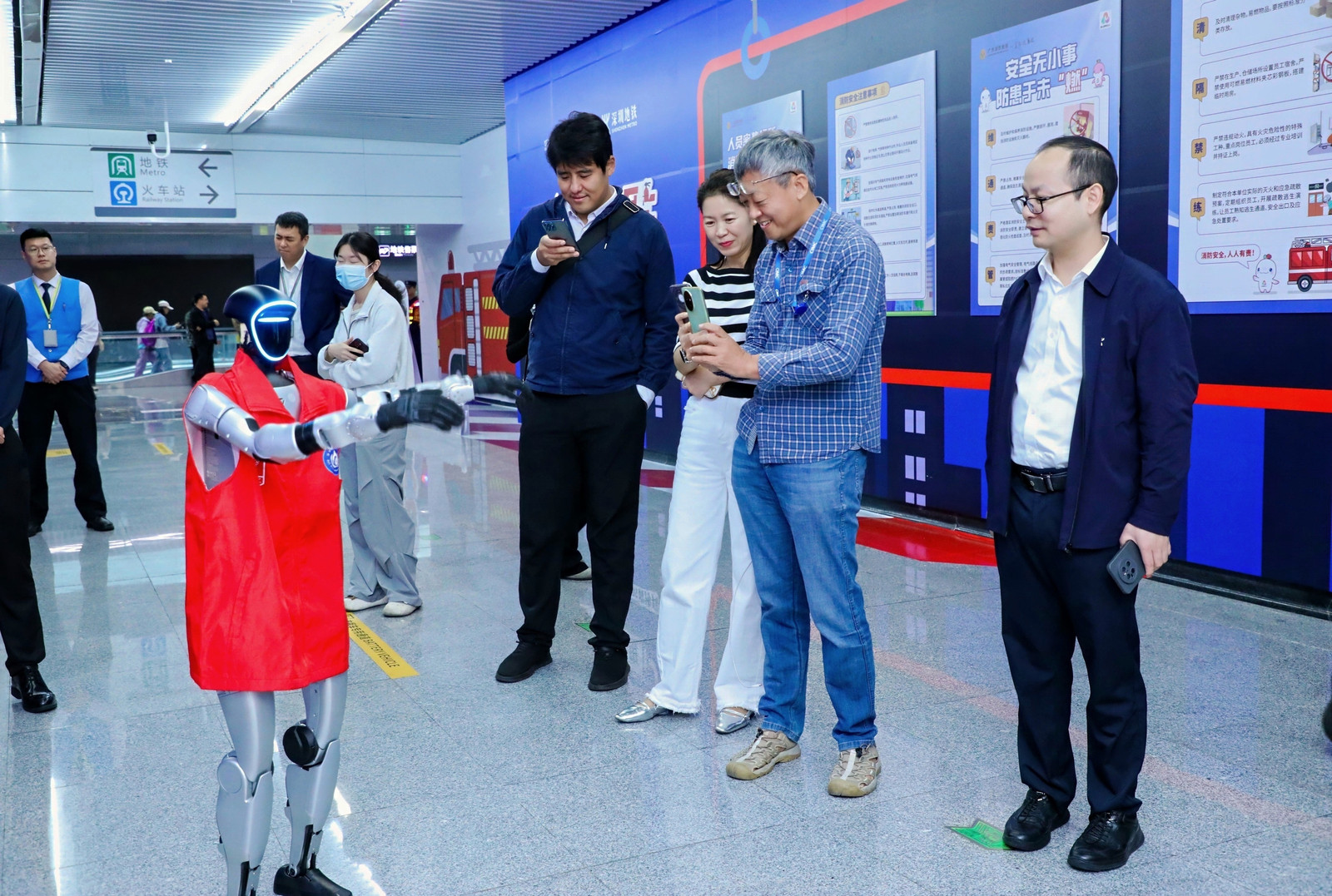 主题专列开跑、科普连廊亮相!深圳地铁开展“119”全国消防宣传月活动